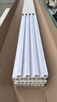 현대적인 PVC 3D 벽 패널 WPC 커버링 우드그레인 슬랫 벽 패널