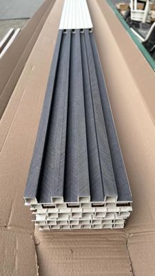현대적인 PVC 3D 벽 패널 WPC 커버링 우드그레인 슬랫 벽 패널