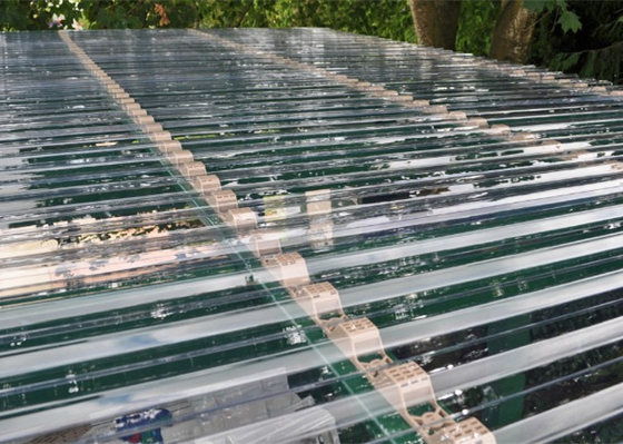 지붕 덮음을 위한 투명한 물결 모양 폴리탄산염 장 0.8 - 1mm 간격